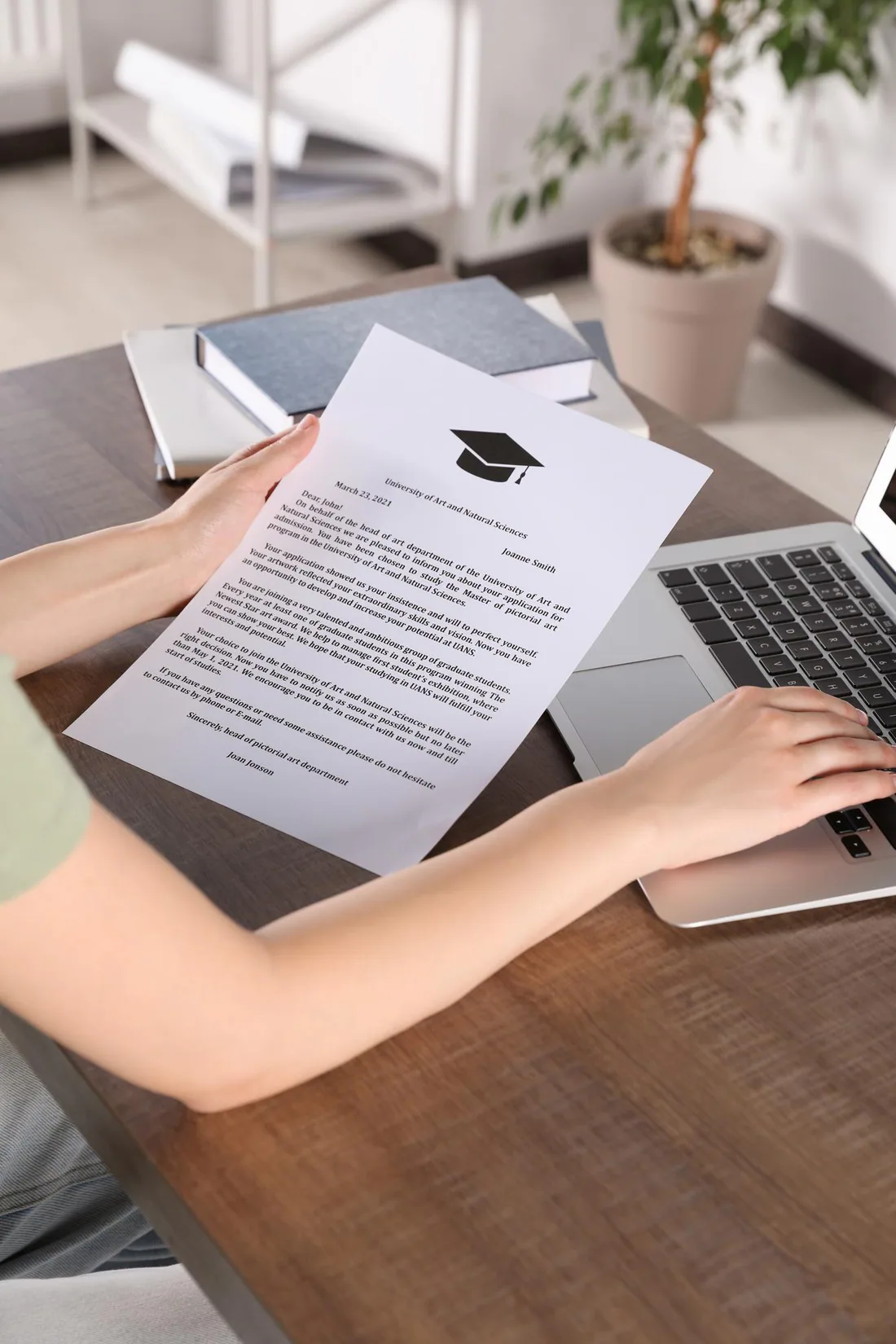 Beëdigd vertaler ondertekent een officiële cijferlijst-vertaling — Ecrivus International