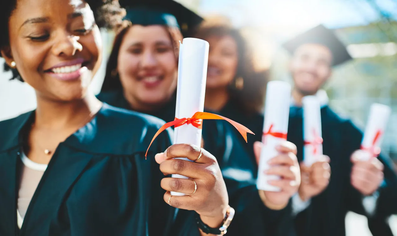 Beëdigde vertaling van diploma- en onderwijsdocumenten — Ecrivus International