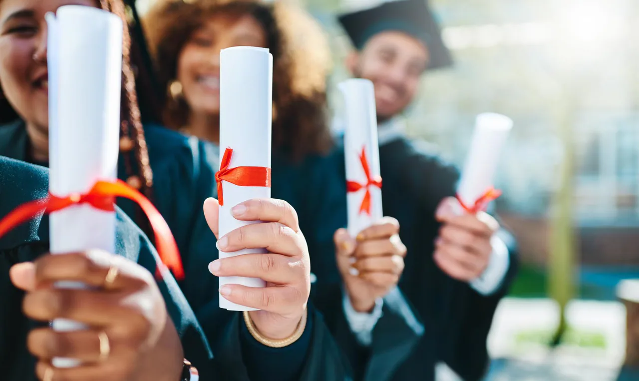 Internationale studenten op de campus — buitenlandse cijferlijst voor NUFFIC-waardering en erkenning in Nederland