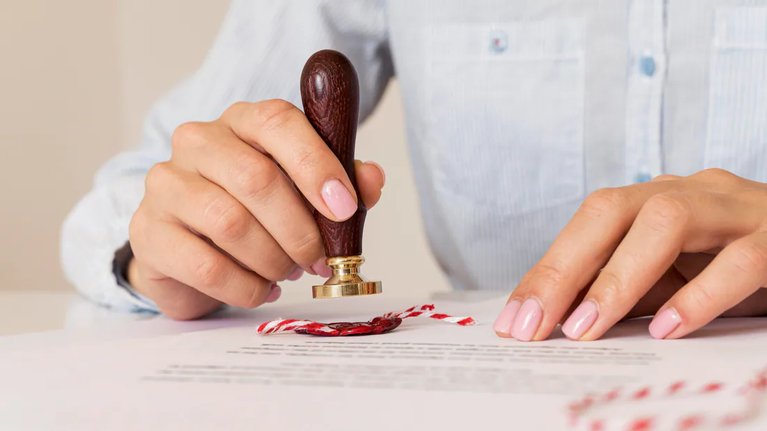 Beëdigde vertaling van een hypotheekakte met stempel en handtekening — Ecrivus International